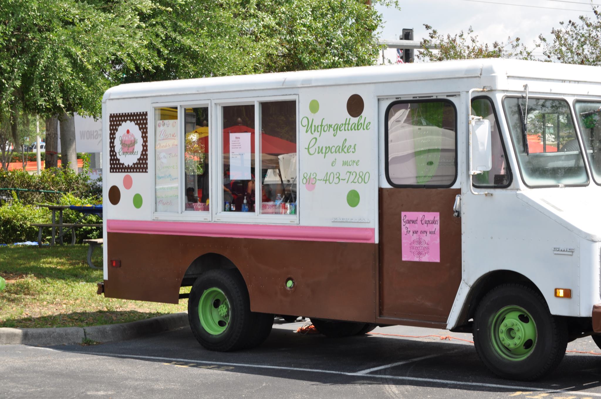 unforgettable-cupcakes-truck-tampa-bay-food-trucks